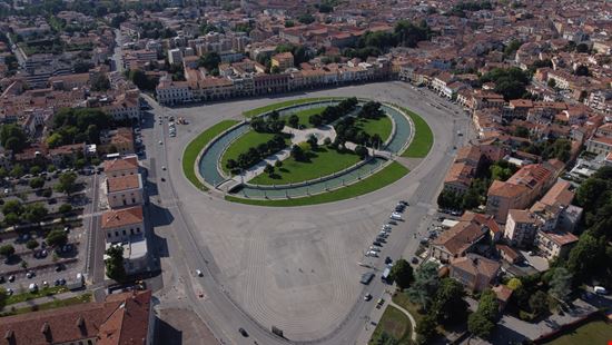 Padova Prato della Valle Luxar / Shutterstock.com 