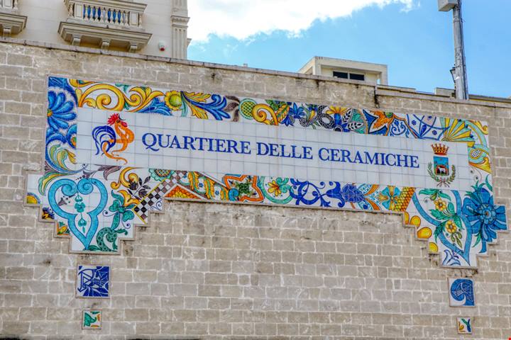 È italiano uno dei posti più colorati d'Europa: tra pumi e vasi d'autore, il quartiere delle ceramiche è tra i gioielli più curiosi e sorprendenti d'Italia
