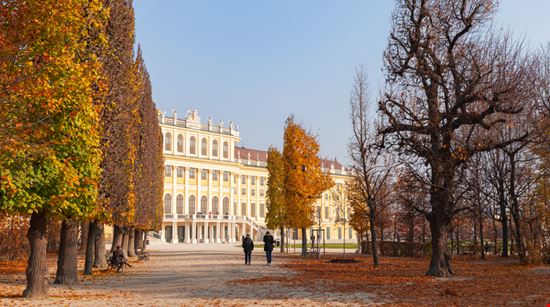 Schonbrunn Palace Vienna Evannovostro / Shutterstock.com 