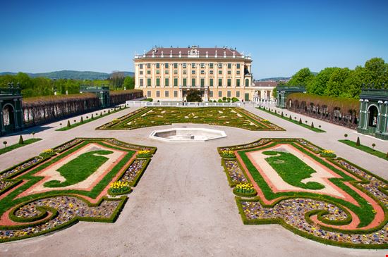 Schonbrunn Palace Vienna PlusONE - Shutterstock.com 
