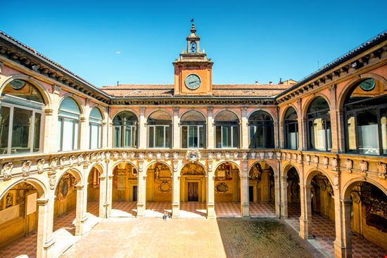 Palazzo dell'Archiginnasio Palazzo dell'Archiginnasio RossHelen / Shutterstock.com 