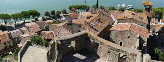 Passignano sul Trasimeno Rocca di Passignano Shutterstock.com 
