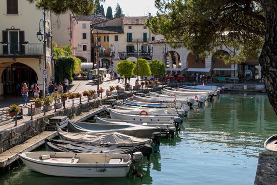 Desenzano del Garda Porto Vecchio ArdoPics / Shutterstock.com 