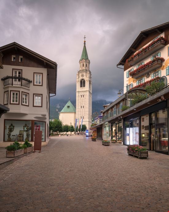 Cortina d'Ampezzo Basilica dei Santi Filippo e Giacomo ansharphoto - Shutterstock.com 