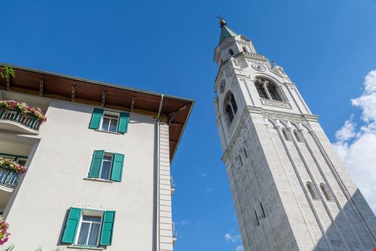 Cortina d'Ampezzo Basilica dei Santi Filippo e Giacomo Frank Fell Media / Shutterstock.com 