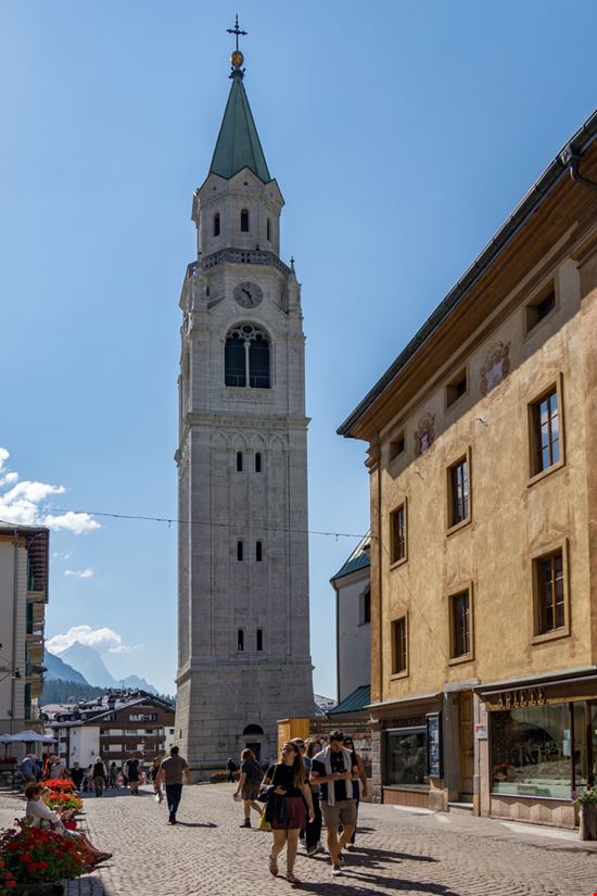 Cortina d'Ampezzo Basilica dei Santi Filippo e Giacomo Philip Bird LRPS CPAGB / Shutterstock.com 