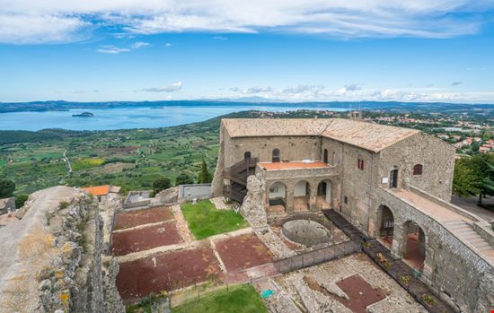 Rocca dei Papi Rocca dei Papi Stefano_Valeri / Shutterstock.com 