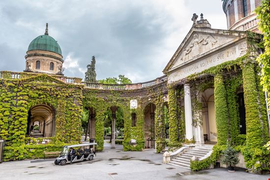 Cimitero Mirogoj Cimitero Mirogoj HildaWeges Photography / Shutterstock.com 