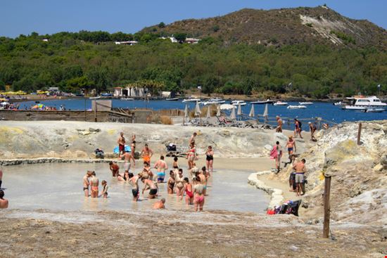 Isola di Vulcano Fanghi Naturali JurKomTV / Shutterstock.com 