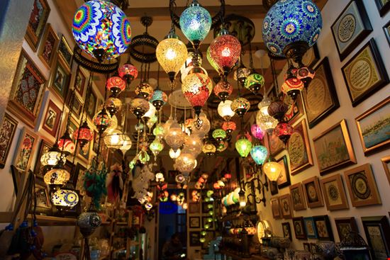 Istanbul Grand Bazar fotografci2019 / Shutterstock.com 