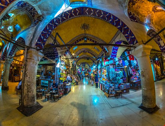 Istanbul Grand Bazar Luciano Mortula - LGM / Shutterstock.com 