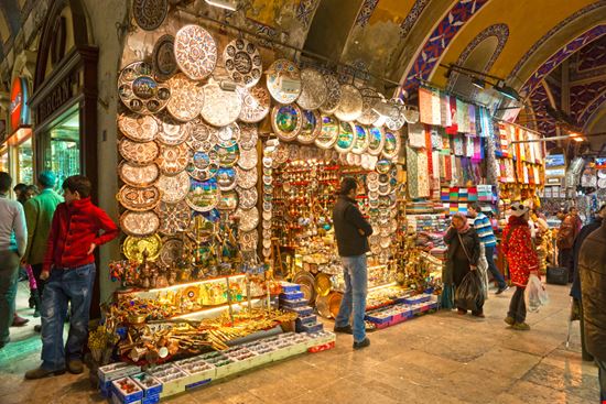 Istanbul Grand Bazar Luciano Mortula - LGM / Shutterstock.com 