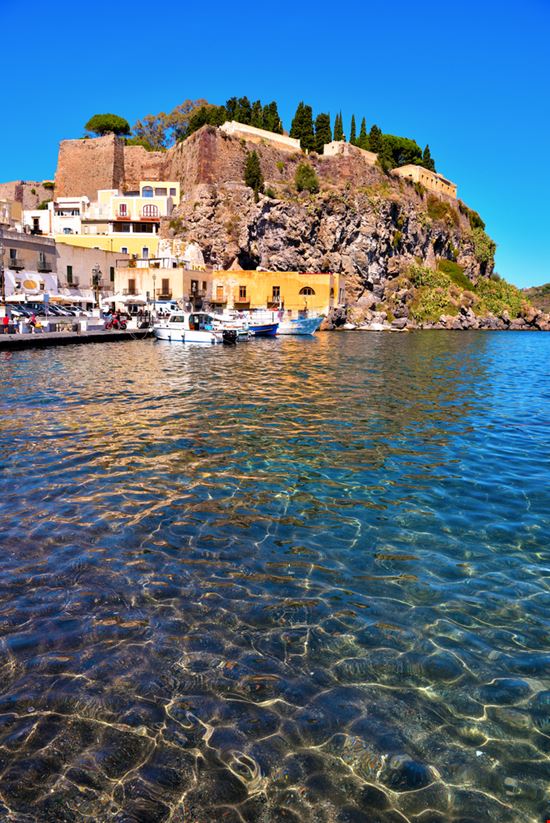 Isola di Lipari Isola di Lipari maudanros - Shutterstock.com 