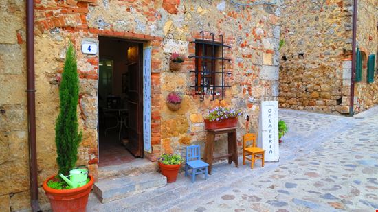 Castellina in Chianti Castellina in Chianti Mariangela Cruz / Shutterstock.com 