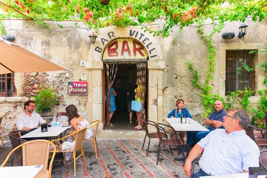 Savoca Bar Vitelli Roman Babakin / Shutterstock.com 