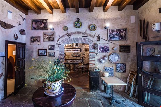 Savoca Bar Vitelli Fotokon / Shutterstock.com 