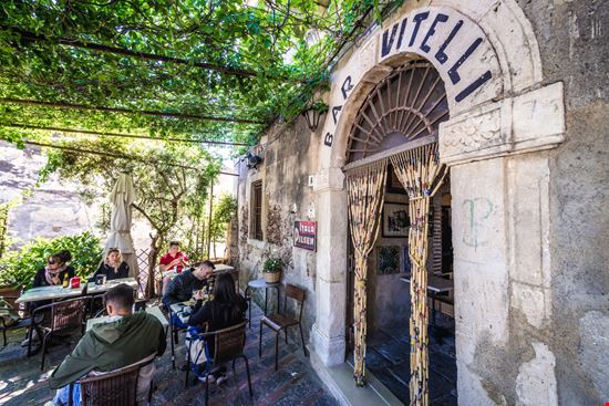 Savoca Bar Vitelli Fotokon / Shutterstock.com 