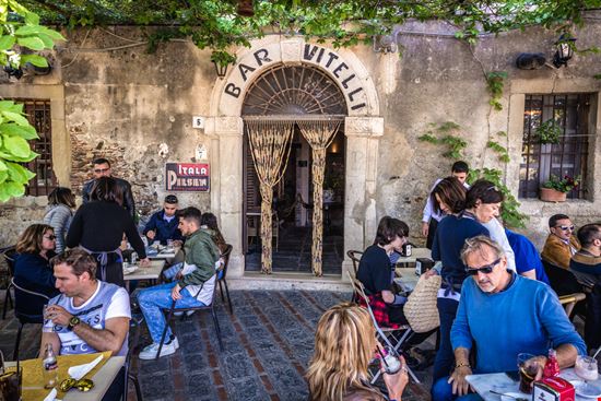 Savoca Bar Vitelli Fotokon / Shutterstock.com 