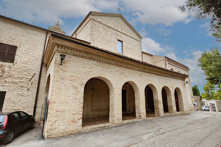 Hai mai sentito parlare del borgo dei 5 colli? Ecco dove si trova l'unico borgo dei '100 buchi' del centro Italia