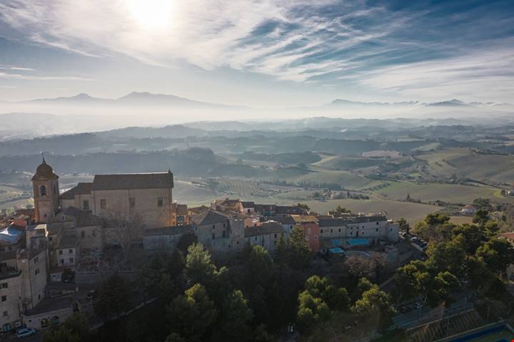 Hai mai sentito parlare del borgo dei 5 colli? Ecco dove si trova l'unico borgo dei '100 buchi' del centro Italia