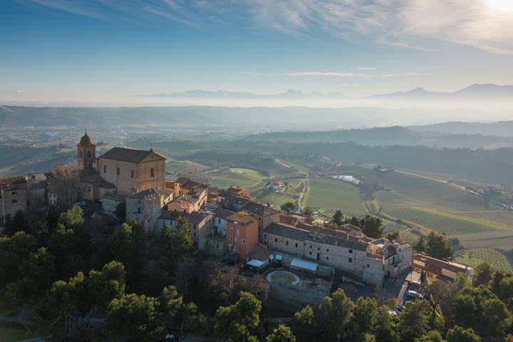 Hai mai sentito parlare del borgo dei 5 colli? Ecco dove si trova l'unico borgo dei '100 buchi' del centro Italia