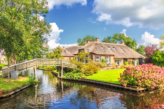Giethoorn Giro tra i canali Photodigitaal.nl / Shutterstock.com 