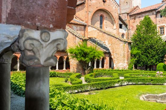 Abbazia di Staffarda Abbazia di Staffarda Michele Vacchiano / Shutterstock.com 