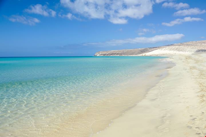 È la spiaggia delle maree che cambia forma e colore di continuo: 9 chilometri, 4 ore di volo dall’Italia e ti trovi nella laguna caraibica d’Europa