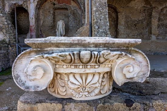 Terme di Baia Archeologia a Bacoli forben - Shutterstock.com 