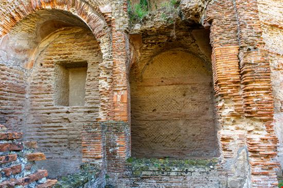 Terme di Baia Archeologia a Bacoli forben - Shutterstock.com 
