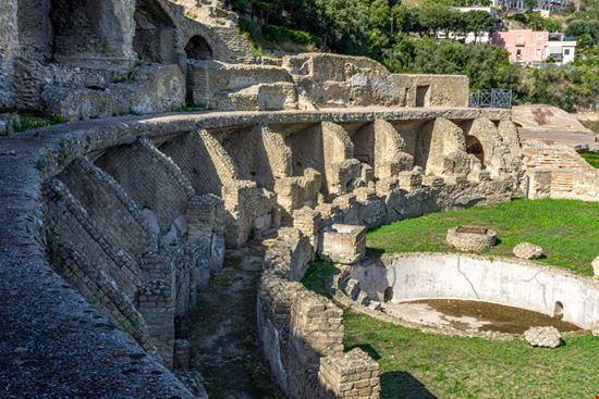 Terme di Baia Archeologia a Bacoli forben - Shutterstock.com 