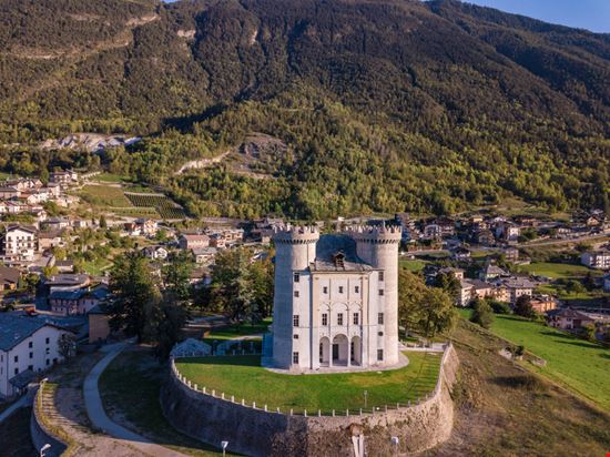 Aymavilles Il castello pixelshop - Shutterstock.com 
