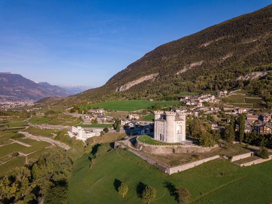 Aymavilles Il castello pixelshop - Shutterstock.com 