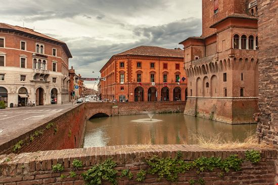 Ferrara Castello Estense Filippo Carlot / Shutterstock.com 