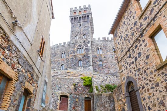 Torre Alfina Castello sdesa89 - Shutterstock.com 