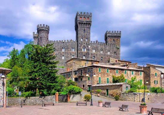 Torre Alfina Castello LianeM / Shutterstock.com 