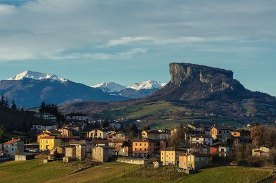 Castelnovo Nè Monti Pietra di Bismantova Pinosub - Shutterstock.com 