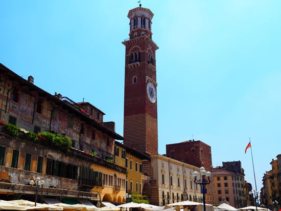 Torre dei Lamberti Torre dei Lamberti Shutterstock 