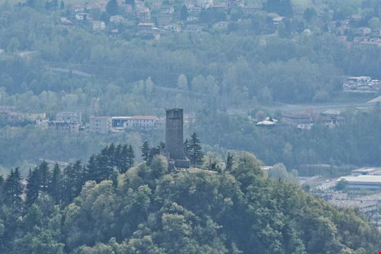 Castel Baradello La rocca con vista sul lago di Como stock.adobe.com 