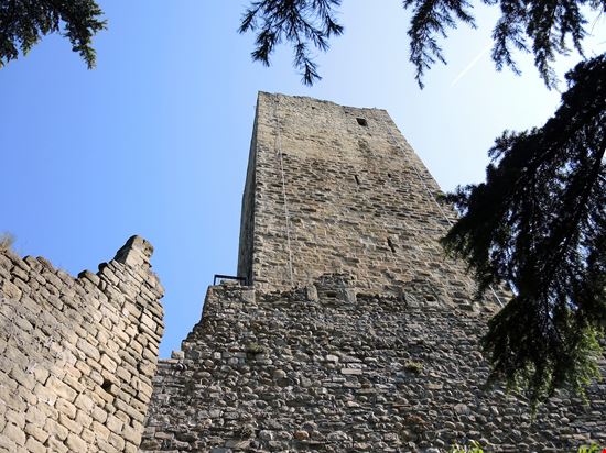 Castel Baradello La rocca con vista sul lago di Como stock.adobe.com 