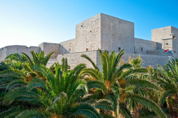 Sembra uscito da un racconto di battaglie medievali e invece esiste ed è in Italia: questo castello veglia da secoli le acque del suo mare