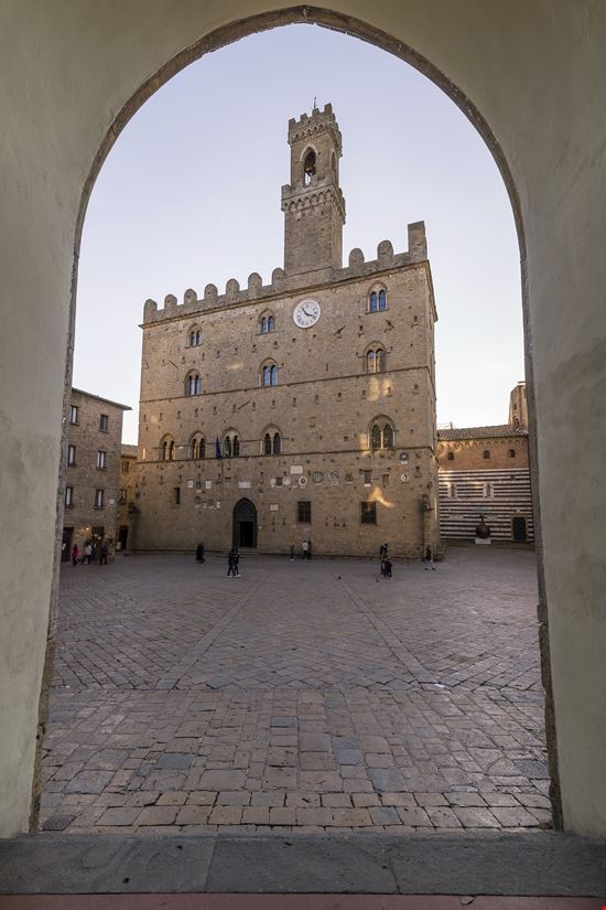 Volterra Piazza dei Priori stock.adobe.com 