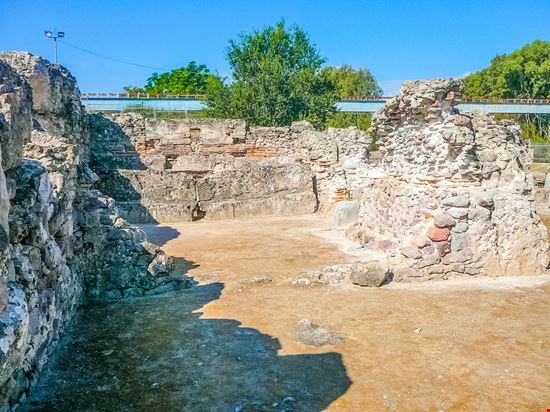 Antiche terme Antiche terme s74 - Shutterstock.com 