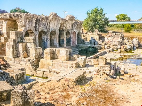 Antiche terme Antiche terme s74 - Shutterstock.com 