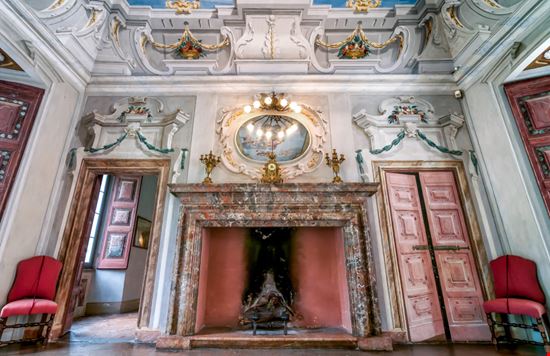  Villa Della Porta Bozzolo   Villa Della Porta Bozzolo  elesi / Shutterstock.com 