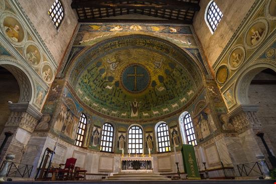 Basilica di Sant’Apollinare in Classe  Basilica di Sant’Apollinare in Classe  Francesco Bonino / Shutterstock.com 
