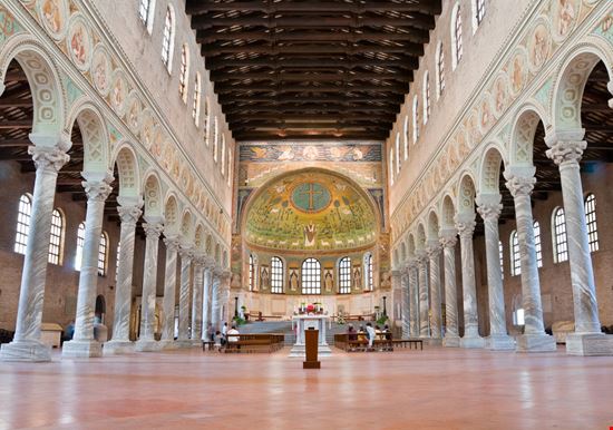 Basilica di Sant’Apollinare in Classe  Basilica di Sant’Apollinare in Classe  Paolo Costa / Shutterstock.com 