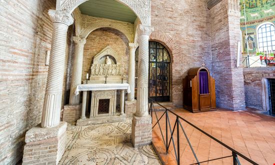 Basilica di Sant’Apollinare in Classe  Basilica di Sant’Apollinare in Classe  pisaphotography - Shutterstock.com 