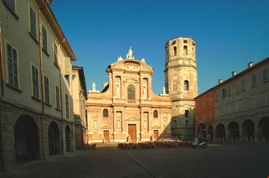 Basilica di San Prospero  Basilica di San Prospero  Massimo Dallaglio - Shutterstock.com 