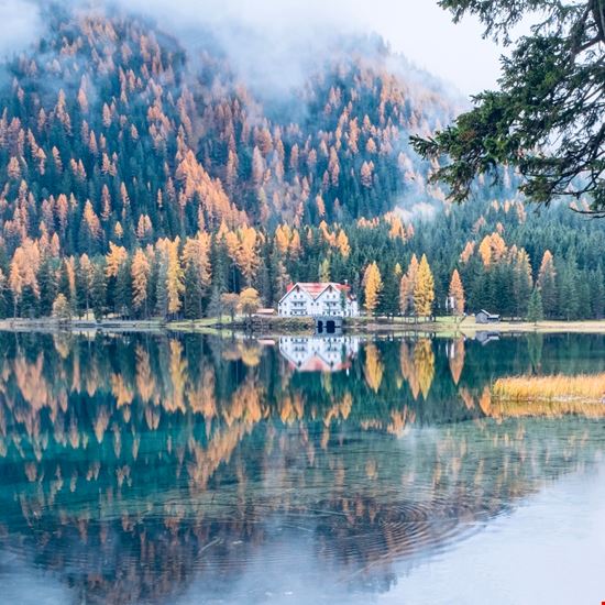 Lago di Anterselva Lago di Anterselva 53NT - Shutterstock.com 